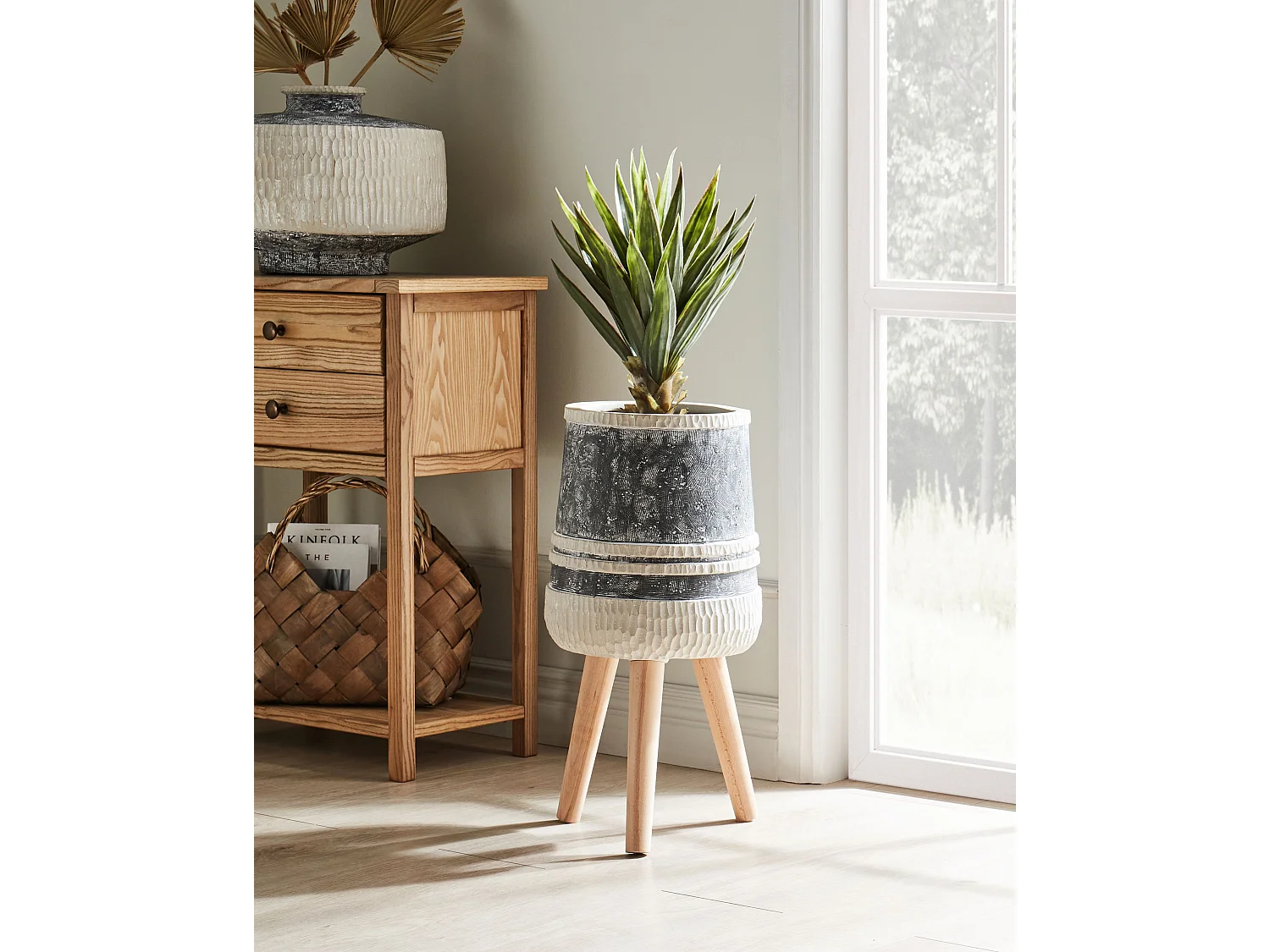 Cache-pot sur pied ARISAEMA 27 cm Gris