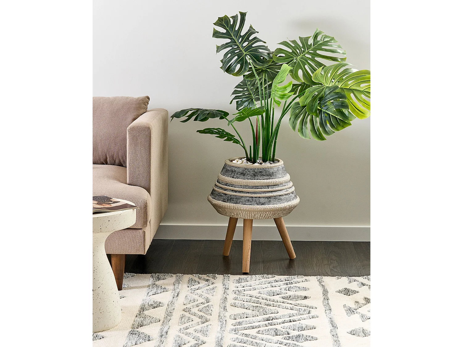 Blumentopf Magnesiumoxid beige / grau mit Holzbeinen Streifen Muster Athaea