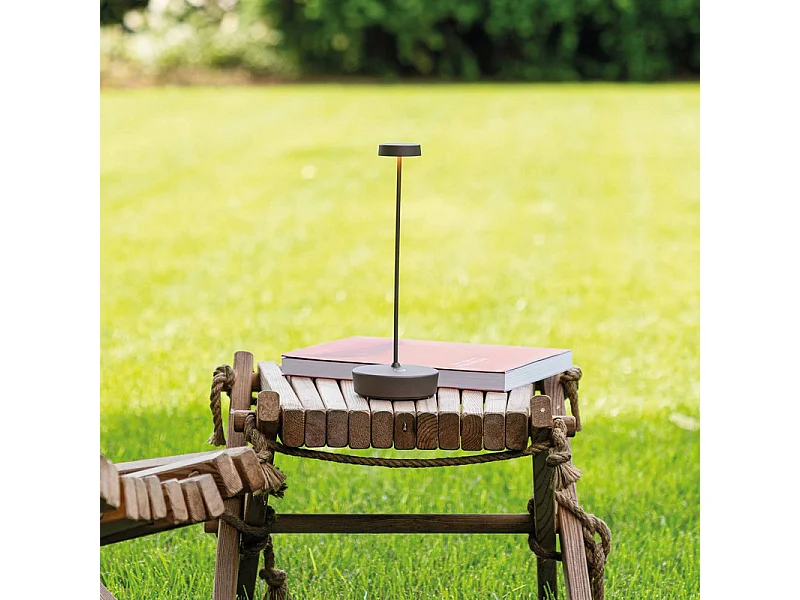 Lampada a led da tavolo Swap titanio opaco ricaricabile e dimmerabile con batteria fino a 12 ore