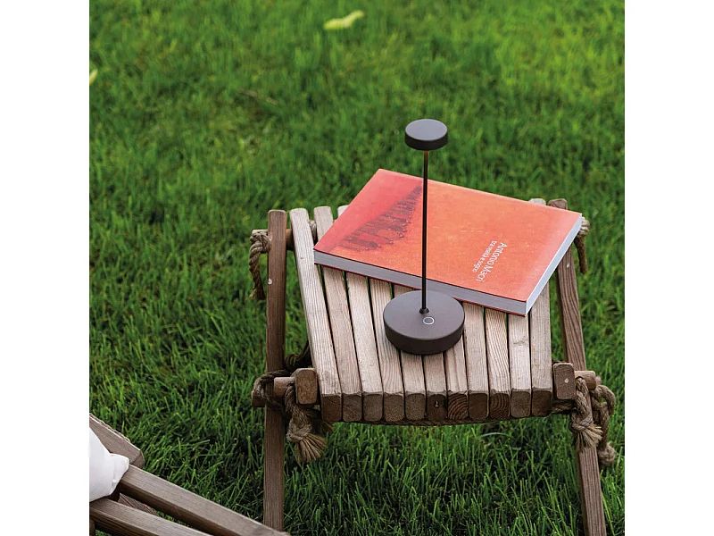 Lampada a led da tavolo Swap Oro opaco ricaricabile e dimmerabile con batteria fino a 12 ore