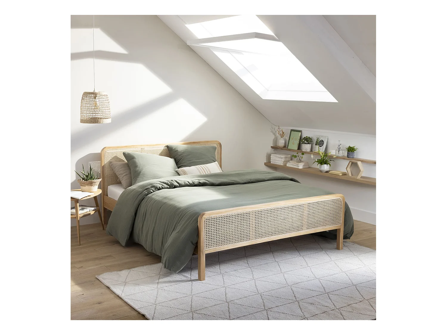 Lit adulte en pin massif avec véritable cannage 160x200 + set de 2 planches de chevet cannage - ANNA