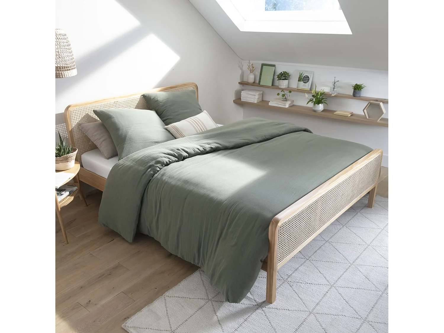 Lit adulte en pin massif avec véritable cannage 160x200 + set de 2 planches de chevet cannage - ANNA