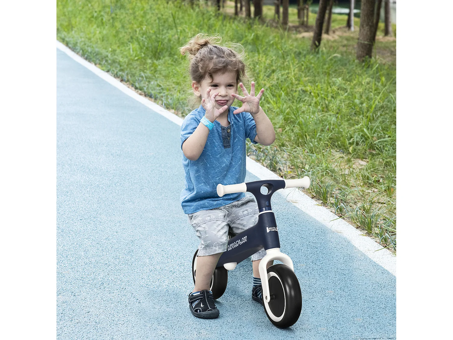 Draisienne vélo enfant 18-36 mois - selle réglable, poignées antidérapantes, roues mousse increvables - blanc bleu marine