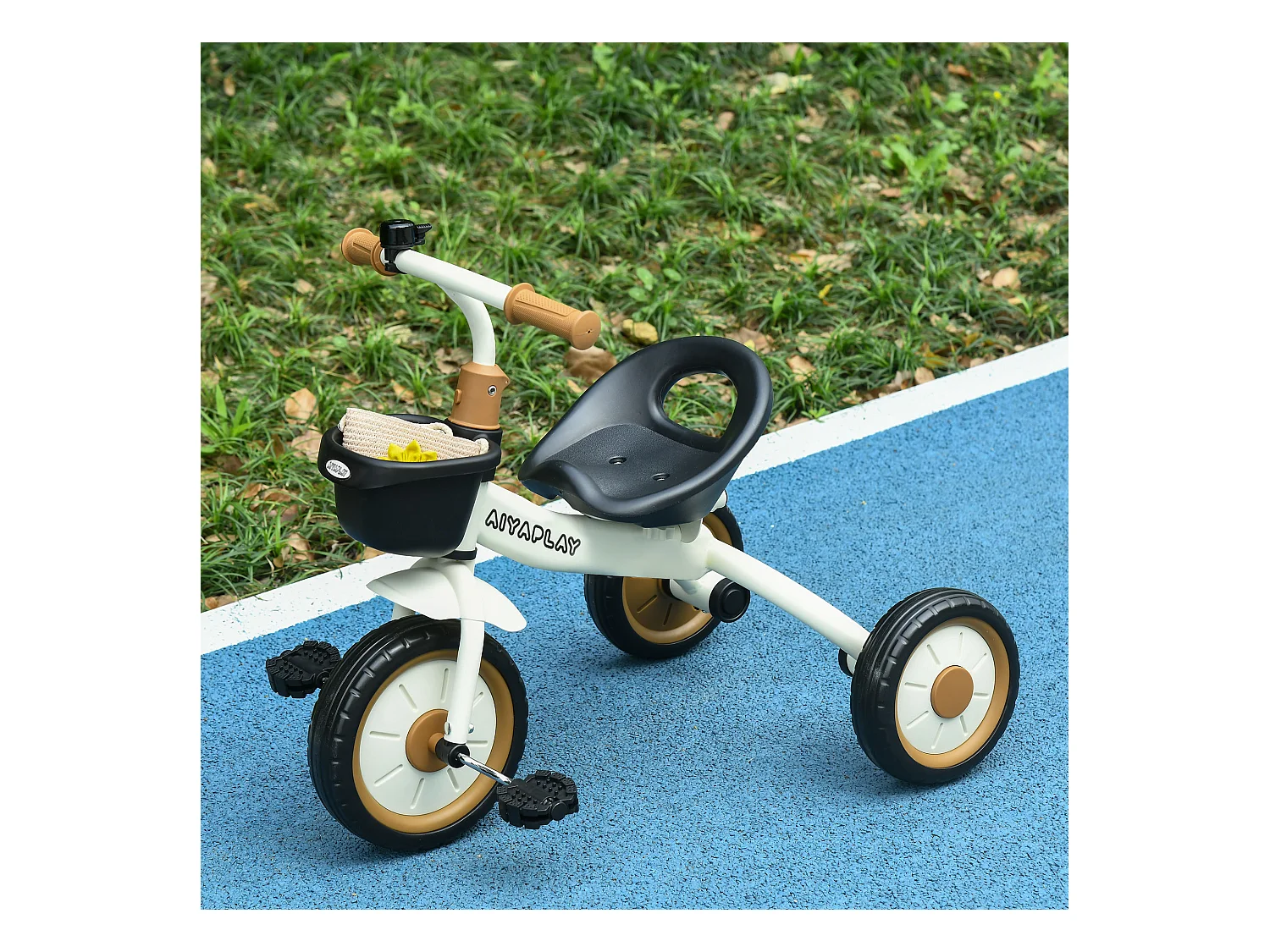 Tricycle enfant multi-équipé garde-boue sonnette panier pédales antidérapantes siège réglable avec dossier métal blanc