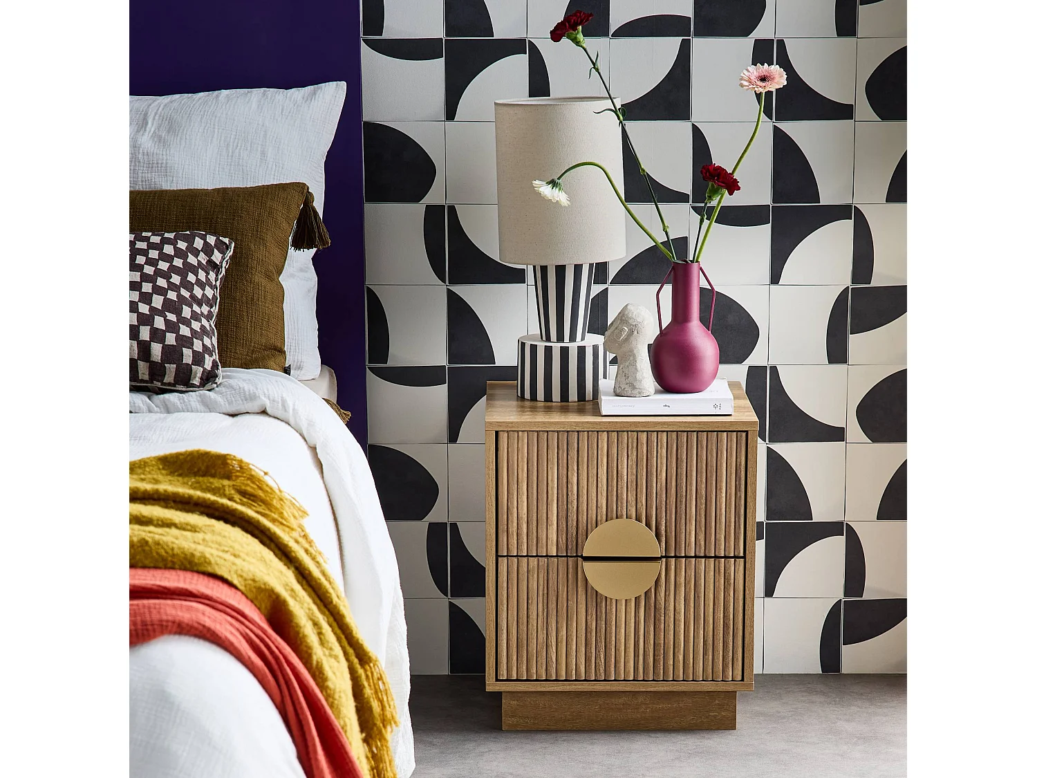 Comodino effetto legno di mango scanalato a 2 cassetti, celian