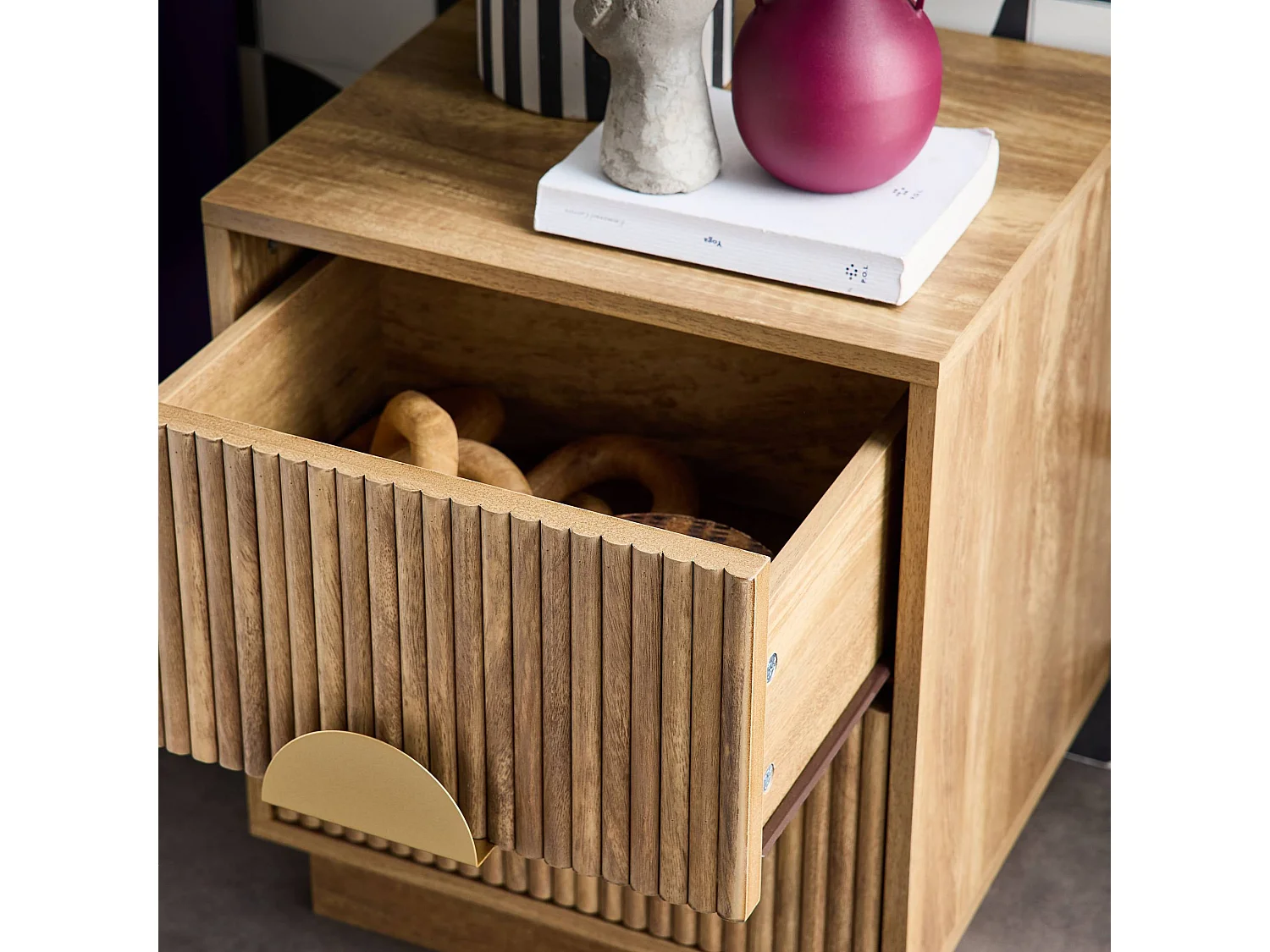 Comodino effetto legno di mango scanalato a 2 cassetti, celian