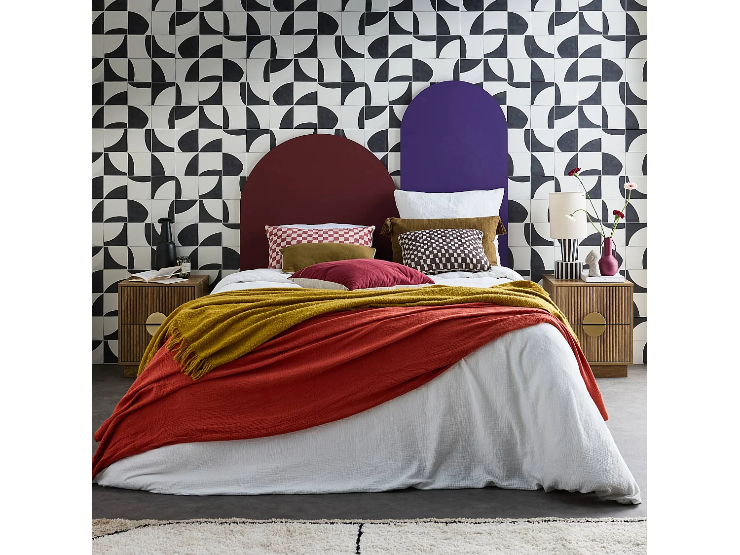 Lot de 2 tables de chevet 2 tiroirs décor bois de manguier rainuré. poignées en métal doré. L42 x P38 x H50cm