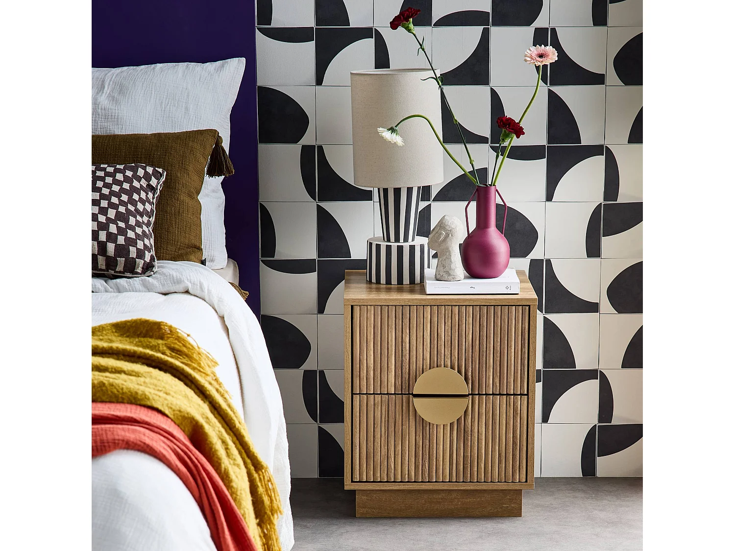 Lot de 2 tables de chevet 2 tiroirs décor bois de manguier rainuré. poignées en métal doré. L42 x P38 x H50cm