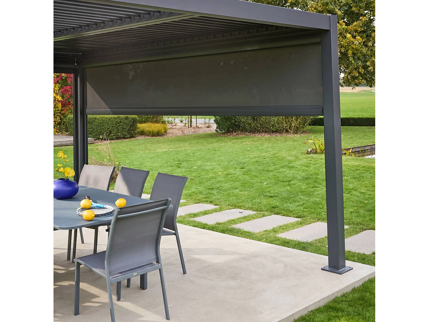 Estor lateral enrollable de aluminio y textileno para pérgola