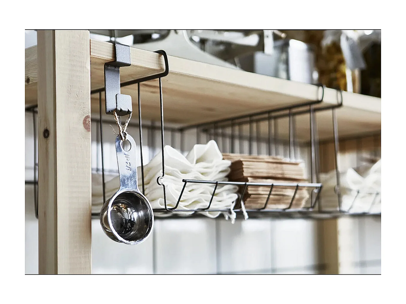 Lot de 12 panier suspendu, organisateur à suspendre, rangement placard cuisine, panier de rangement en métal noir - Longueur 22 x Profondeur 22 x Hauteur 13 cm