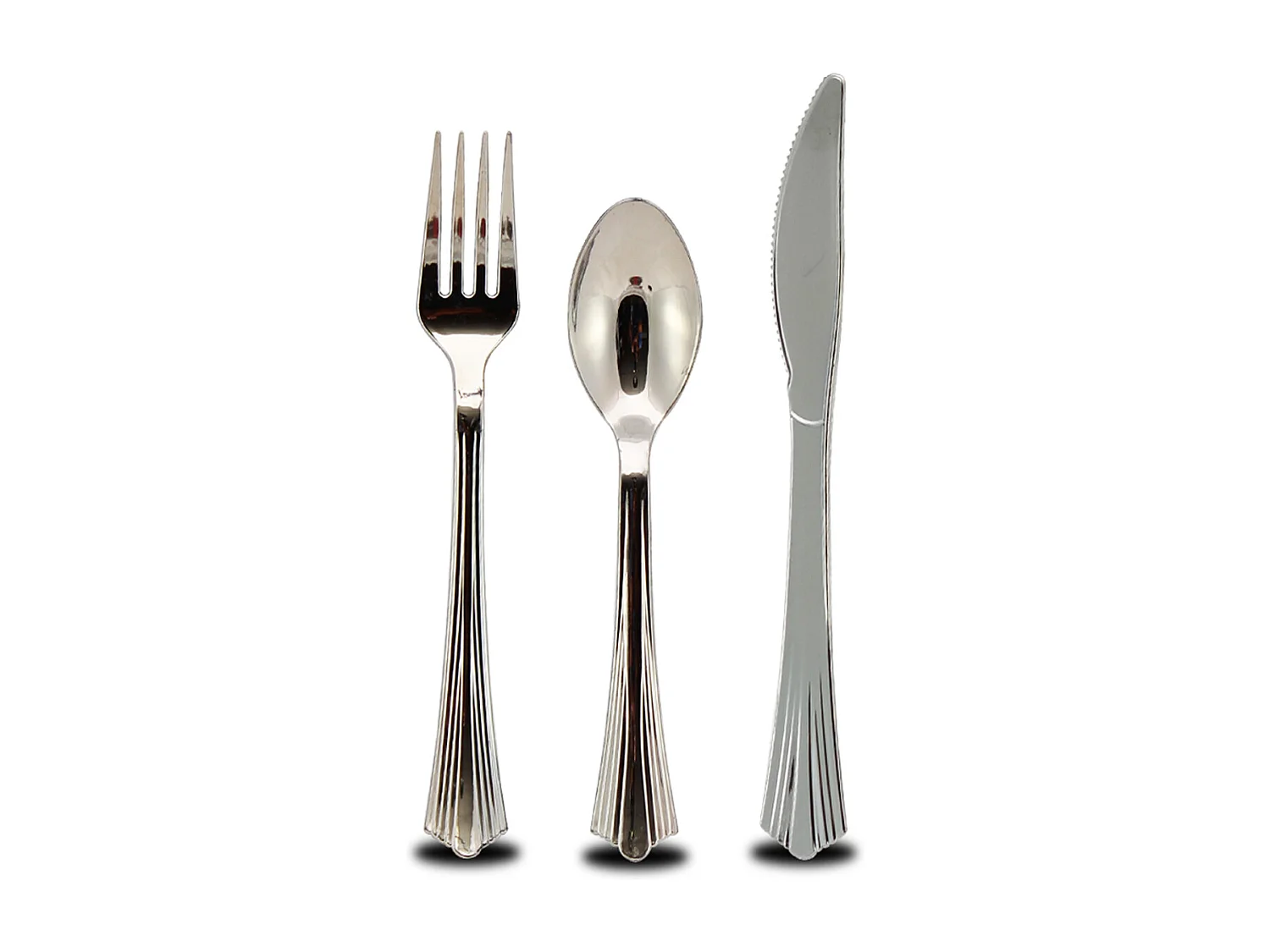 Ensemble de 18 couverts argentés, fourchettes, couteaux, cuillères pour les vacances, réunion de famille - Longueur 17.8 / 16 / 19 cm