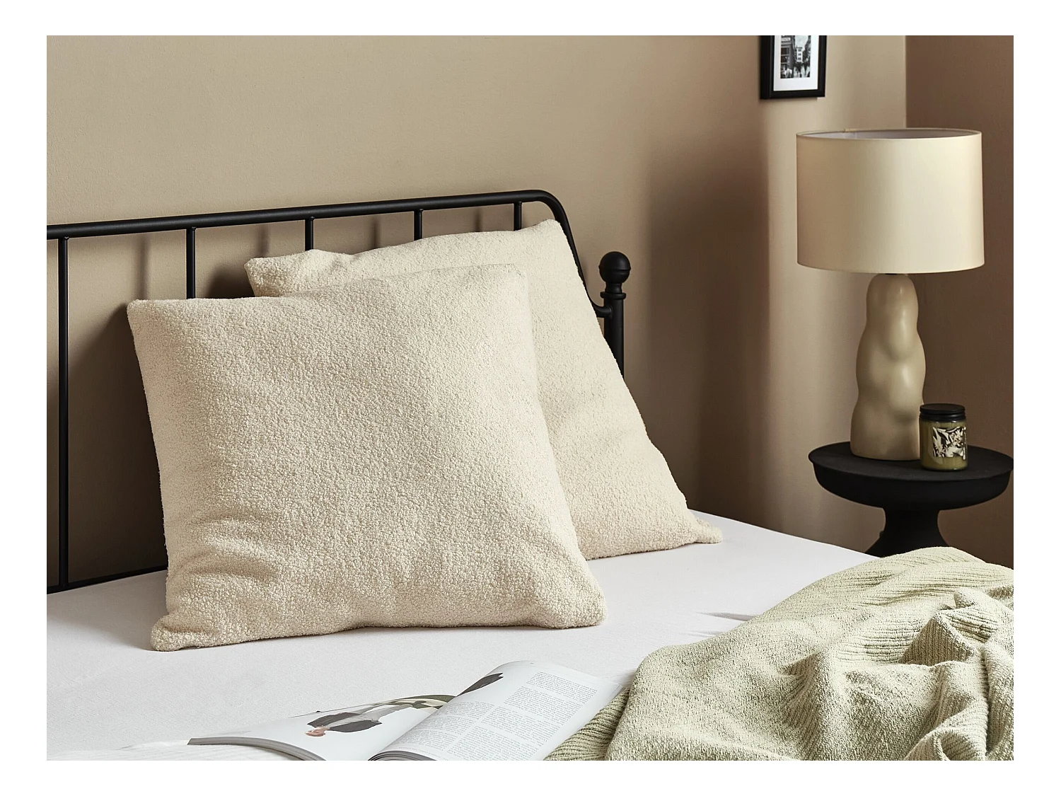 Lot de 2 coussins décoratifs LEUZEA Bouclé 60 x 60 cm Beige Unicolore