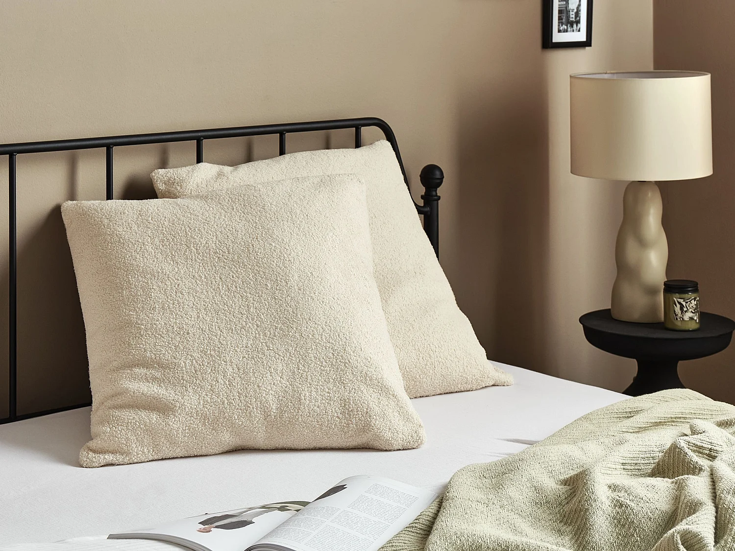 Lot de 2 coussins décoratifs LEUZEA Bouclé 60 x 60 cm Beige Unicolore