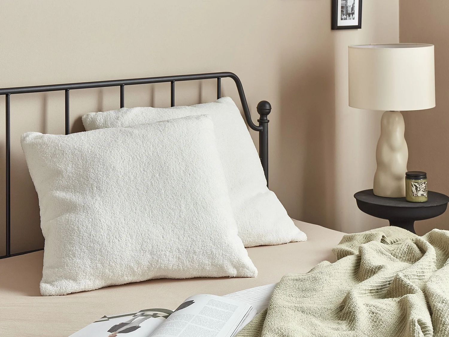 Lot de 2 coussins décoratifs LEUZEA Bouclé 60 x 60 cm Blanc cassé Unicolore