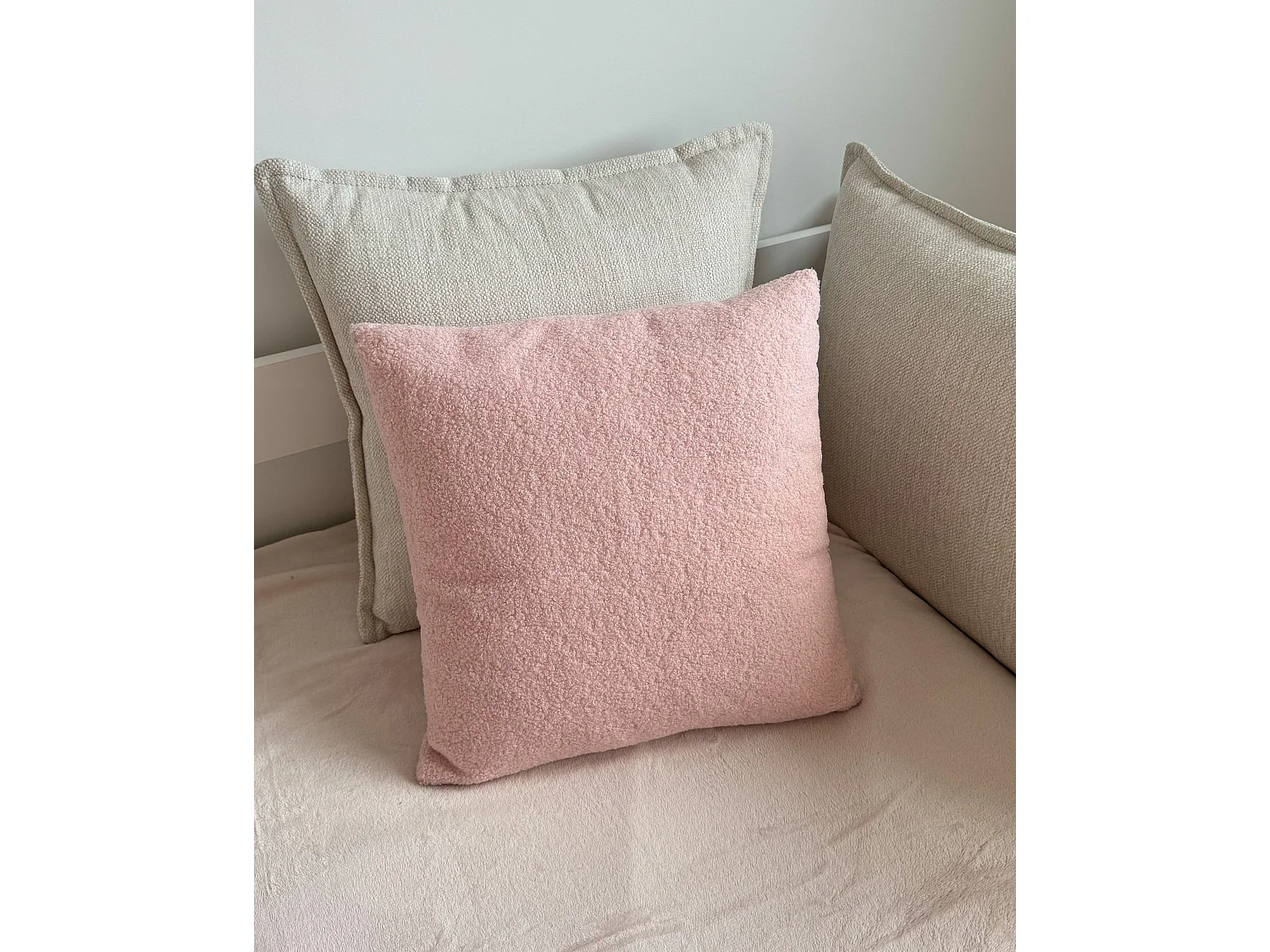 Lot de 2 coussins décoratifs LEUZEA Bouclé 45 x 45 cm Rose pastel Unicolore