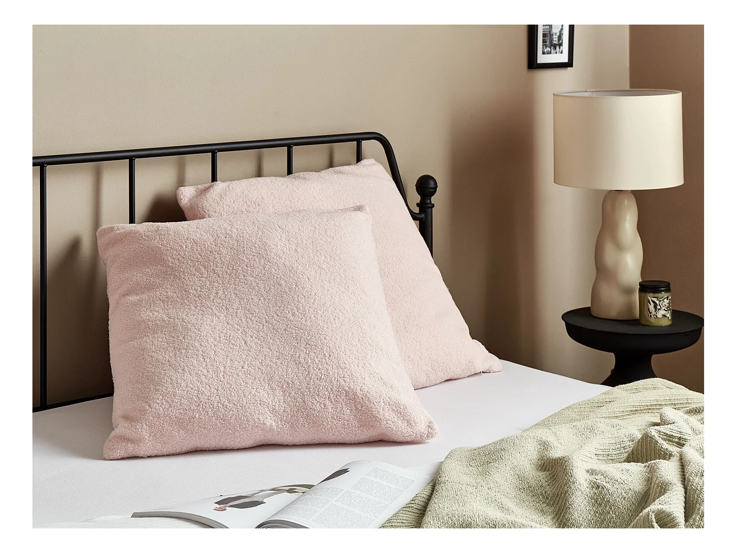 Zestaw 2 poduszek dekoracyjnych LEUZEA Boucle 60 x 60 cm Pastelowy róż Jednolity