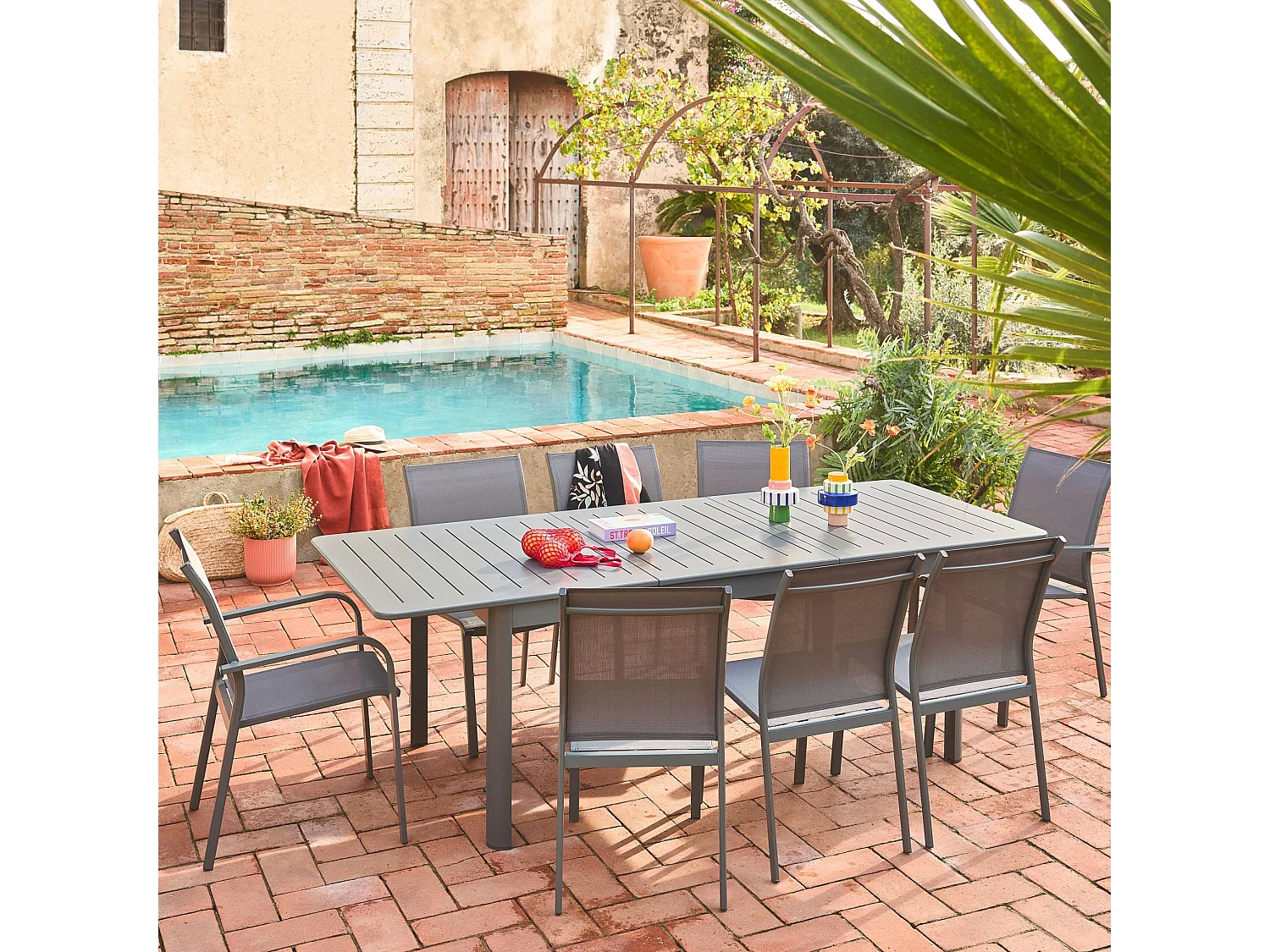 Lot de 2 chaises de jardin CLEVELAND empilables aluminium et textilene anthracite. 64.5 x 45.5 x 89.5 cm