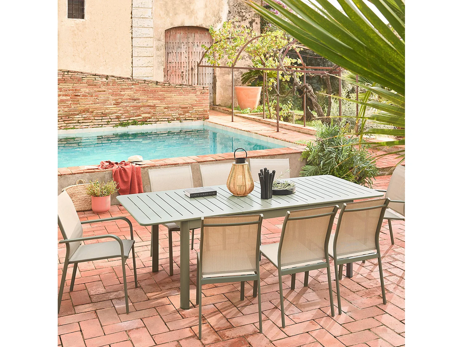 Lot de 2 chaises de jardin CLEVELAND empilables aluminium et textilene kaki. 64.5 x 45.5 x 89.5 cm
