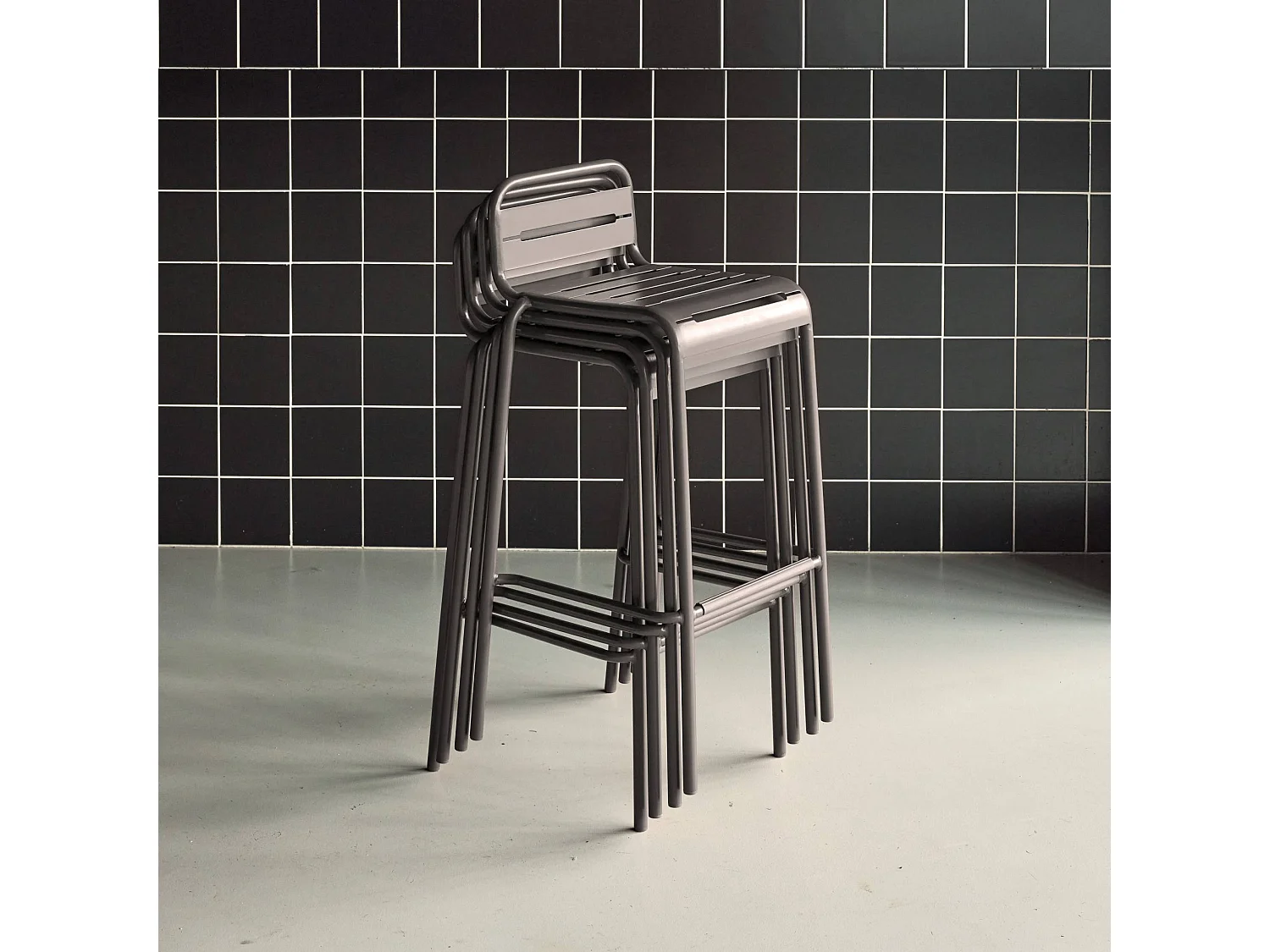 Lot de 4 chaises hautes de jardin acier. 4 places. anthracite. L 44 x P 41 x H 85cm