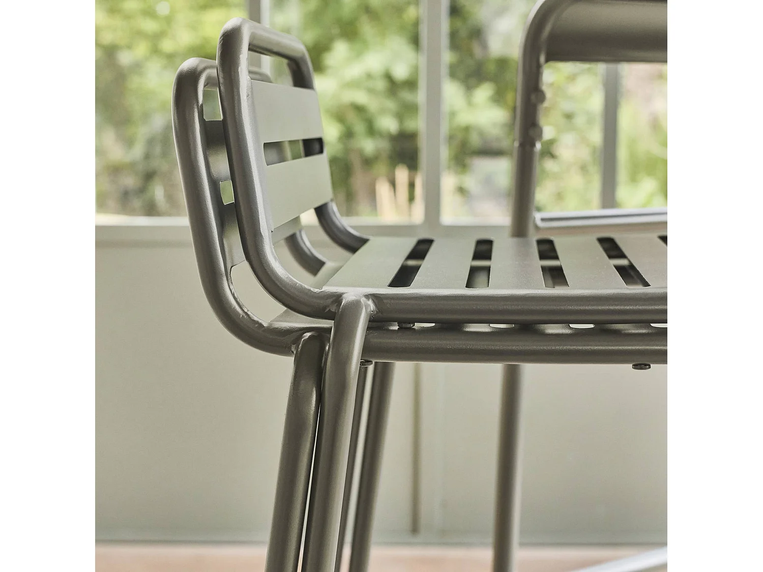 Lot de 4 chaises hautes de jardin acier. 4 places. kaki. L 44 x P 41 x H 85cm