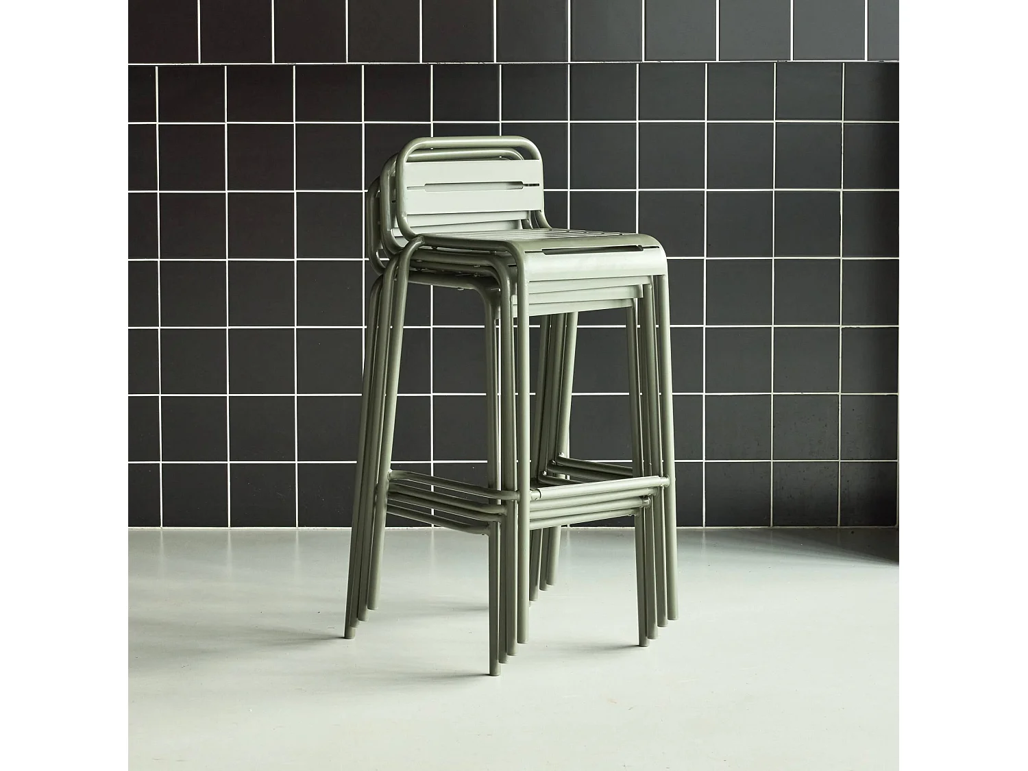 Lot de 4 chaises hautes de jardin acier. 4 places. kaki. L 44 x P 41 x H 85cm