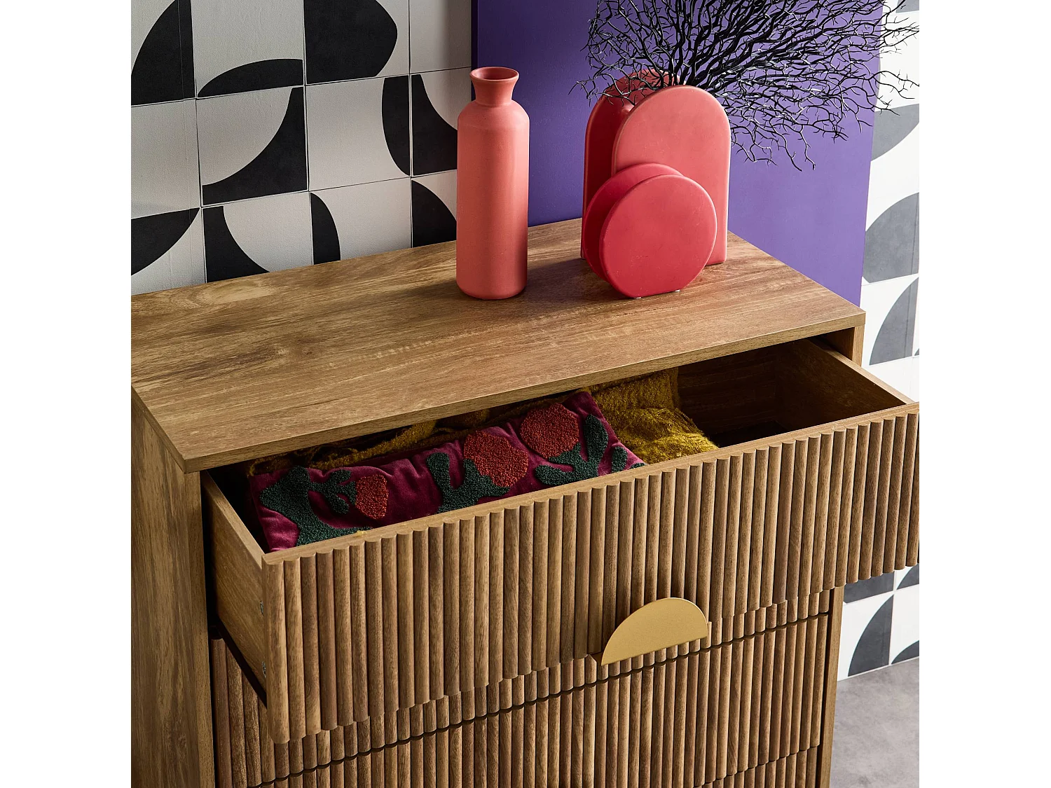 Commode 4 tiroirs décor bois de manguier rainuré. poignées en métal doré. L80 x P40 x H85cm