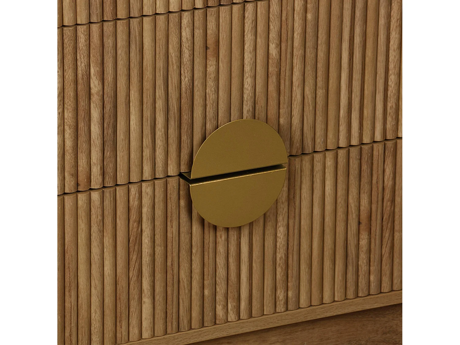 Commode 4 tiroirs décor bois de manguier rainuré. poignées en métal doré. L80 x P40 x H85cm