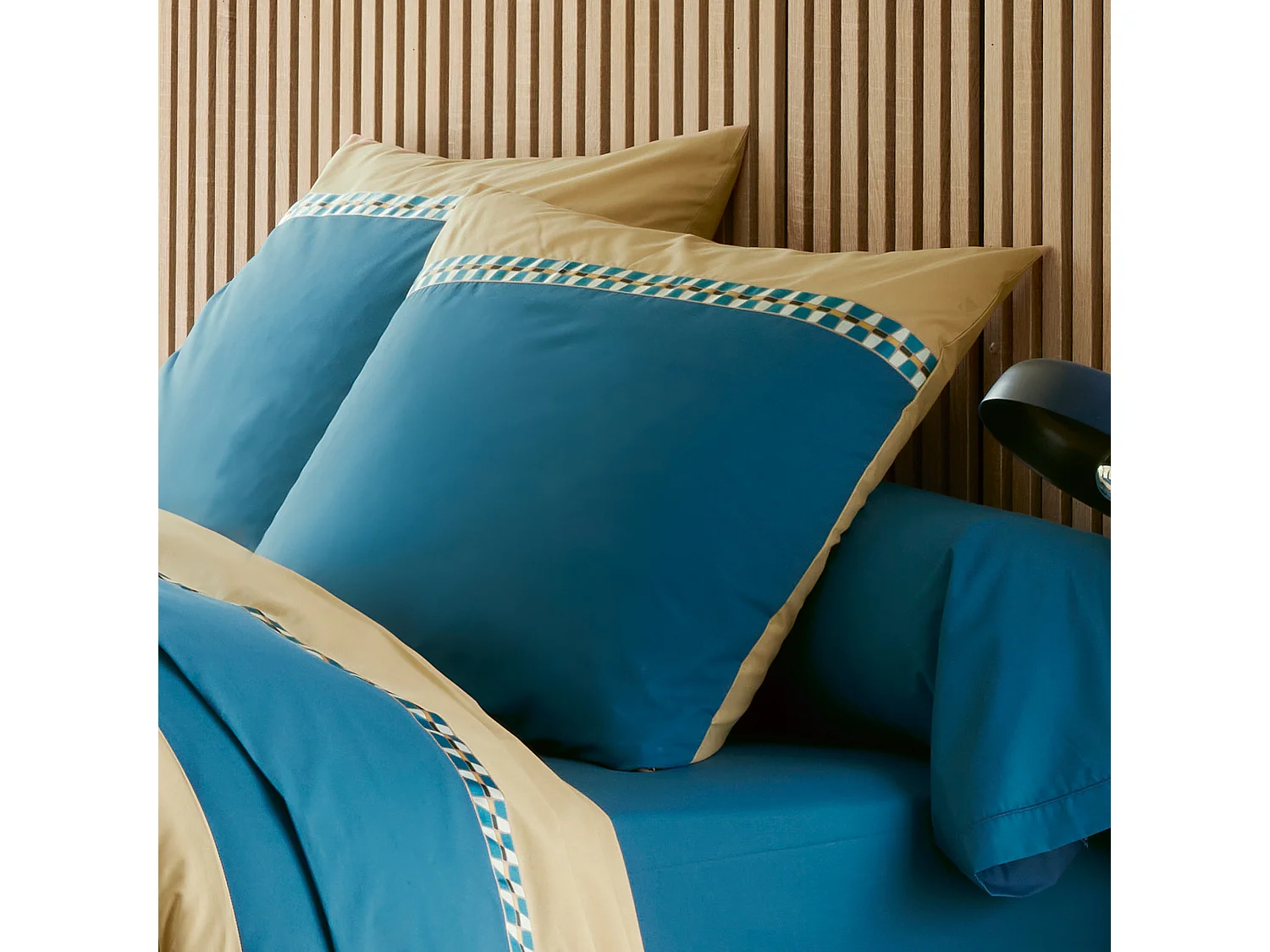 Parure de lit 3 pièces : housse 280x240 cm et taies 65x65 cm en percale de coton LINOA bleu cobalt