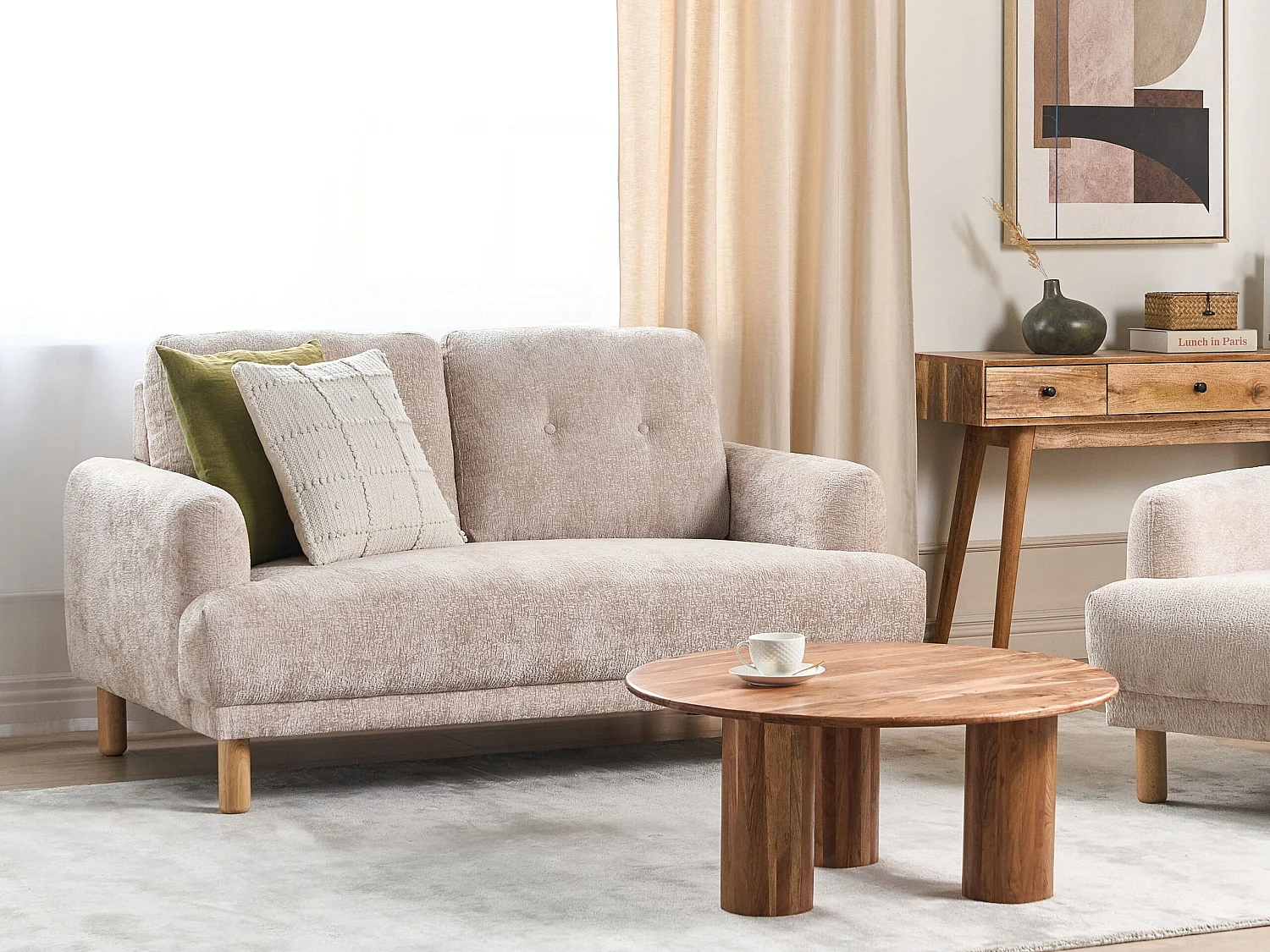 2-Sitzer Sofa Bouclé beige mit hohen Holzbeinen Armlehnen Knöpfe Retro Stil Tuve