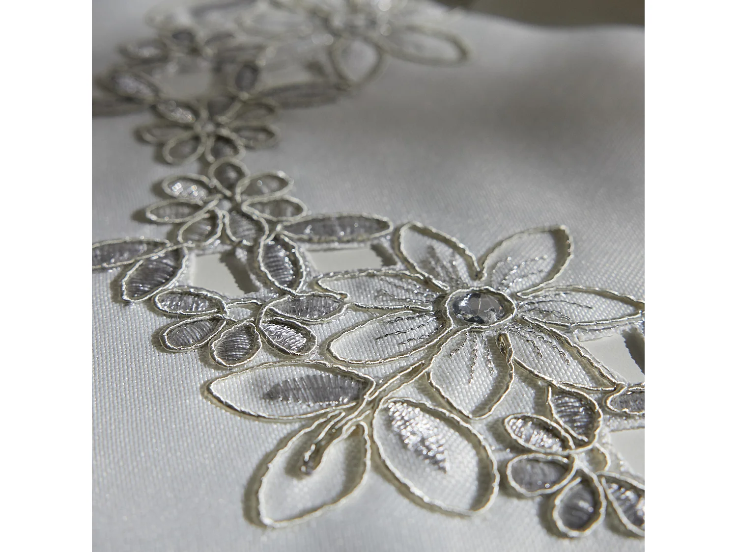 Kleines Tischtuch Adelaida2 Mittelweiß 80cm