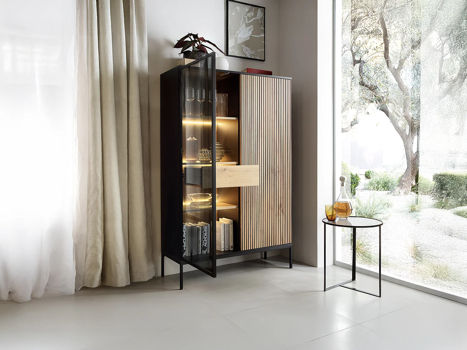 Vitrine 2 portes et 1 tiroir avec LEDs en MDF et verre fumé - Noir et Naturel - OVILA