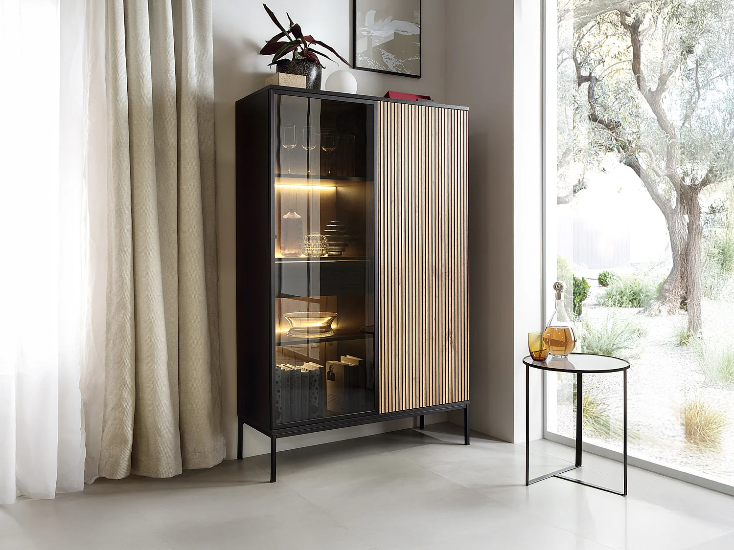 Vitrine med 2 dører og 1 skuff med LED-lys i MDF og røykfarget glass - Svart og Naturlig - OVILA