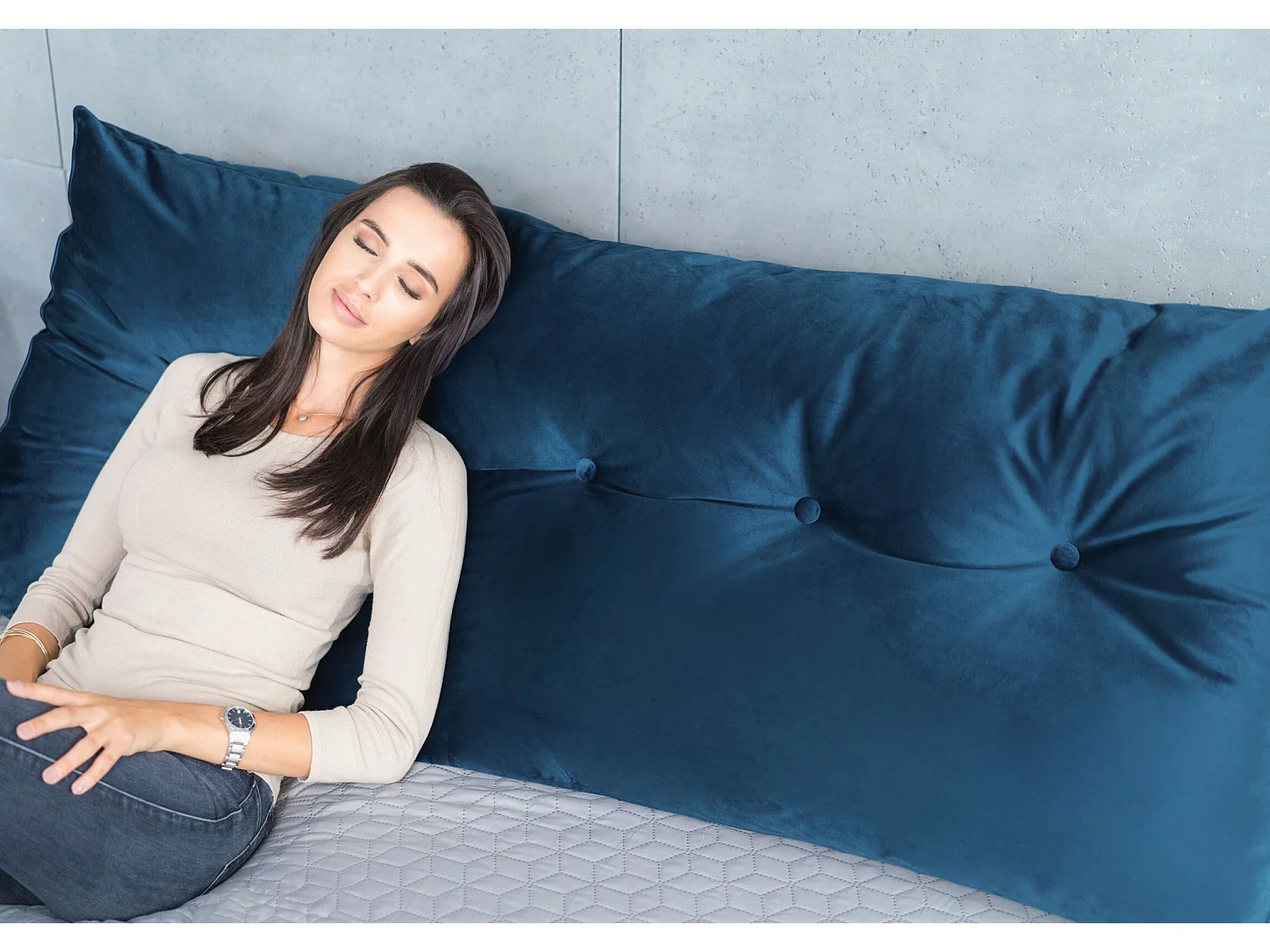 Poduszka na zagłówek PILLOW CHIC VELVET 160 granatowa