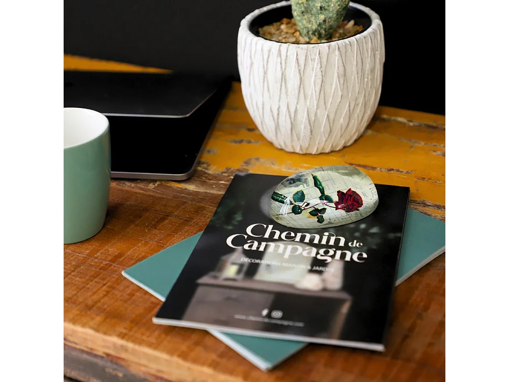 Presse papier sulfure en verre rouge L.6 x Ht.9 cm