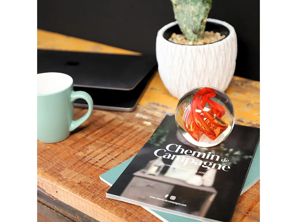 Presse papier sulfure "Flammes" en verre rouge Ø.8 cm