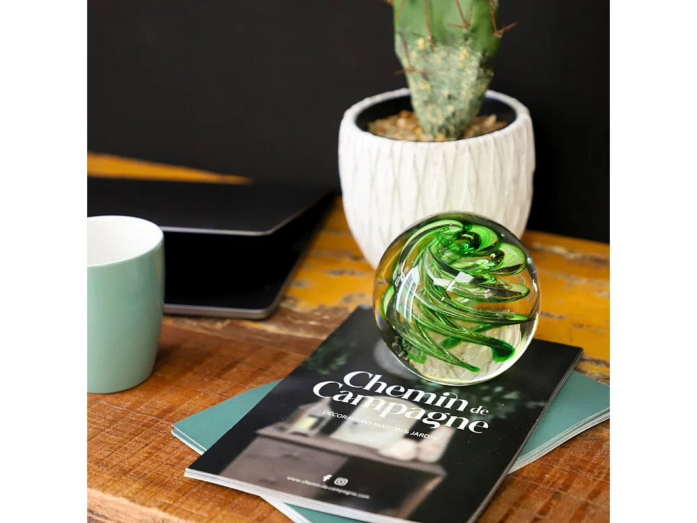 Presse papier sulfure "Tourbillons" en verre vert Ø.10 cm