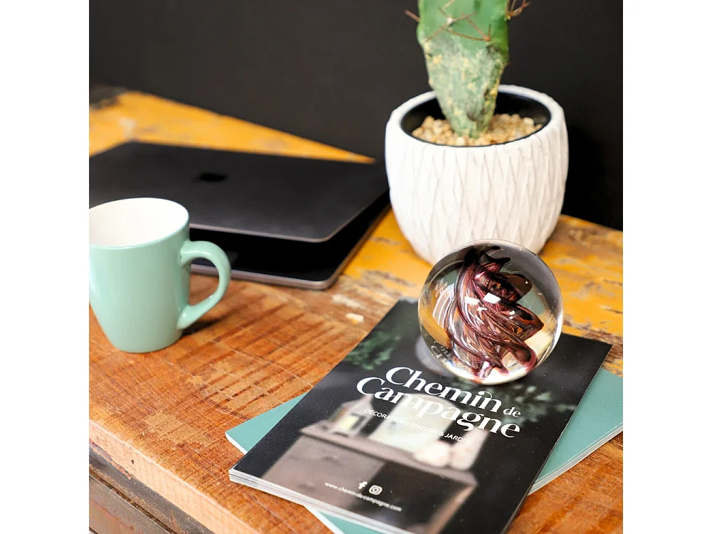 Presse papier sulfure "Flammes" en verre mauve Ø.8 cm