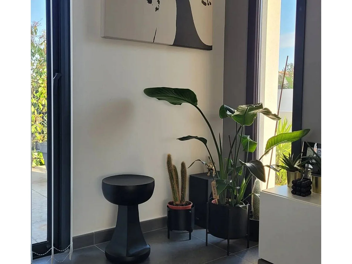 Mesa auxiliar negra Marguerite elegante de metal para una sala de estar moderna