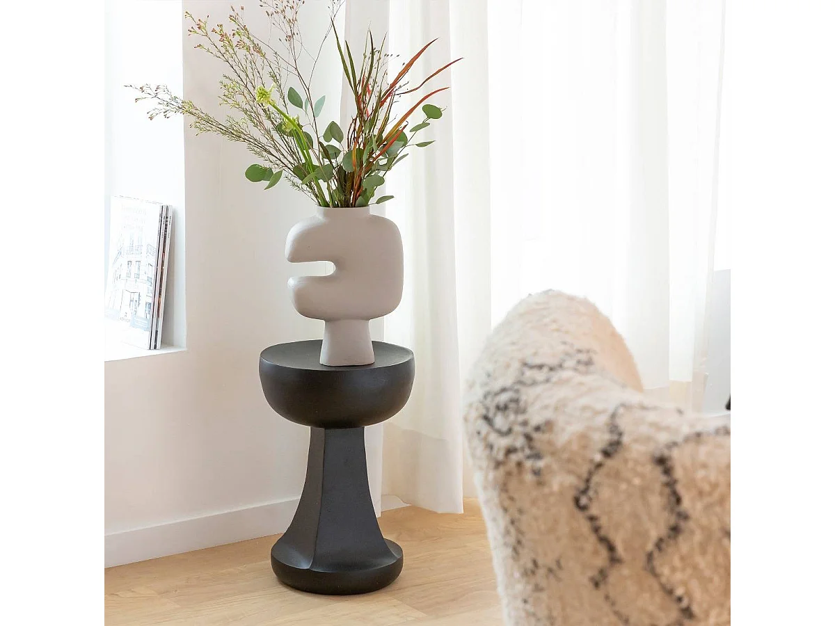 Mesa auxiliar negra Marguerite elegante de metal para una sala de estar moderna