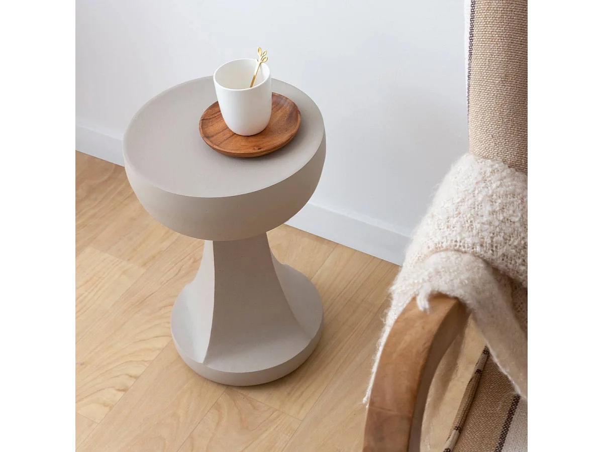 Mesa auxiliar beige Marguerite de metal para un estilo sofisticado