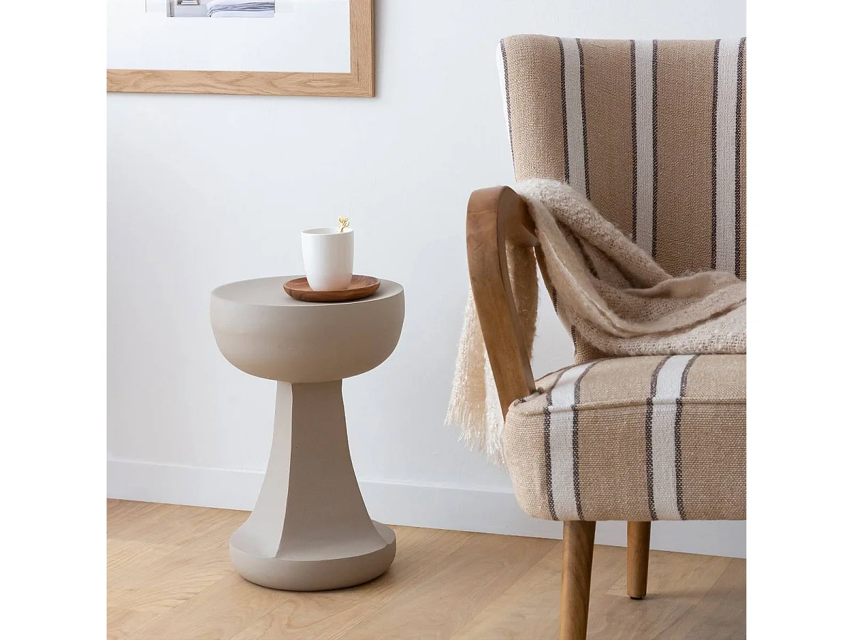 Mesa auxiliar beige Marguerite de metal para un estilo sofisticado