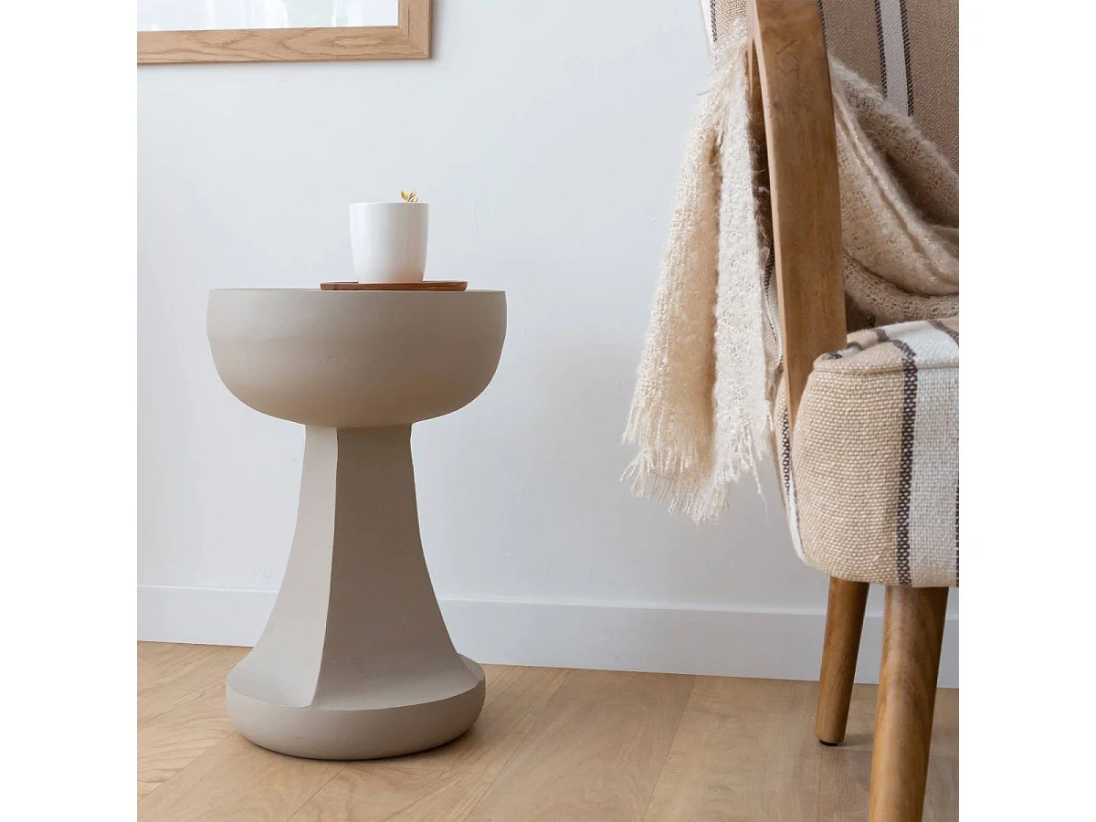 Mesa auxiliar beige Marguerite de metal para un estilo sofisticado