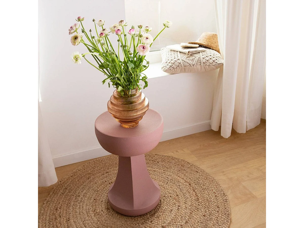 Mesa auxiliar rosa Margarita de metal para un estilo delicado