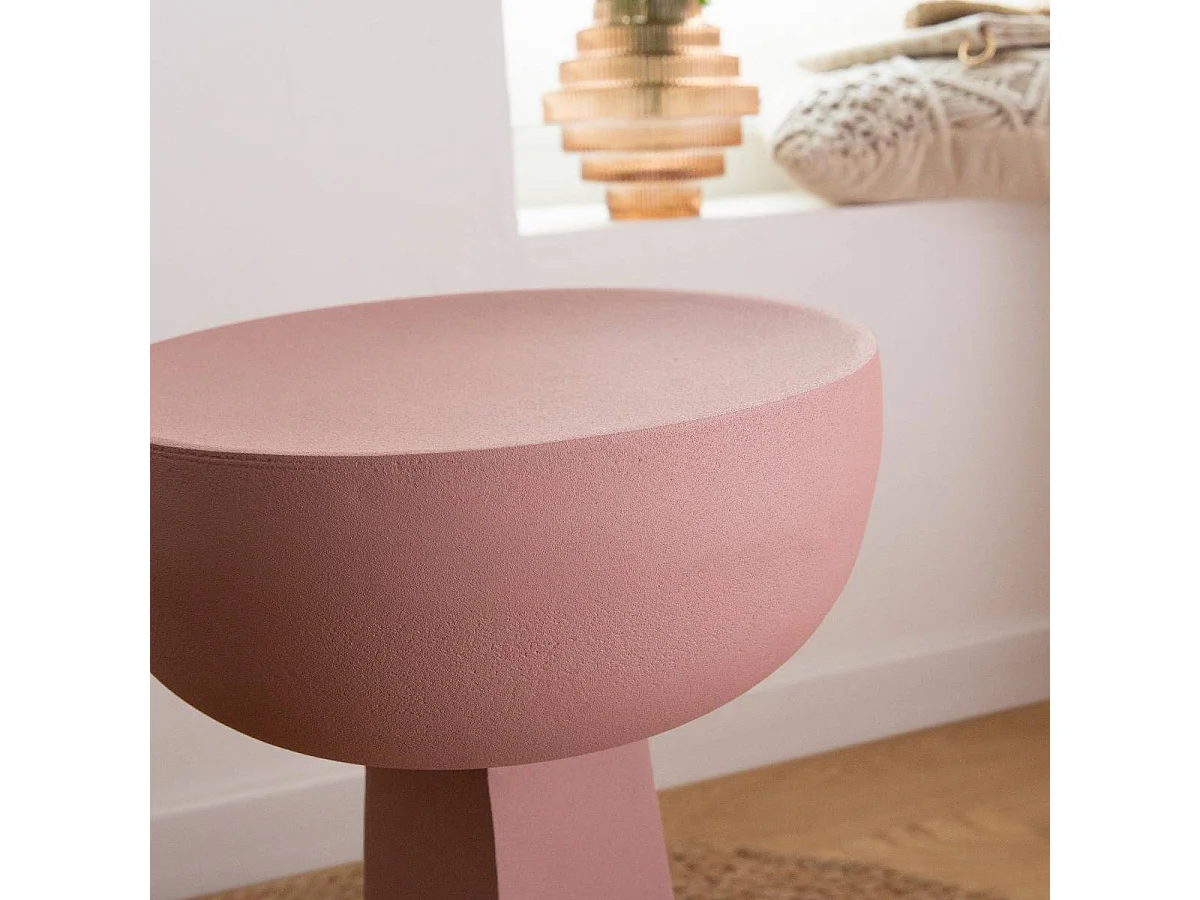 Mesa auxiliar rosa Margarita de metal para un estilo delicado