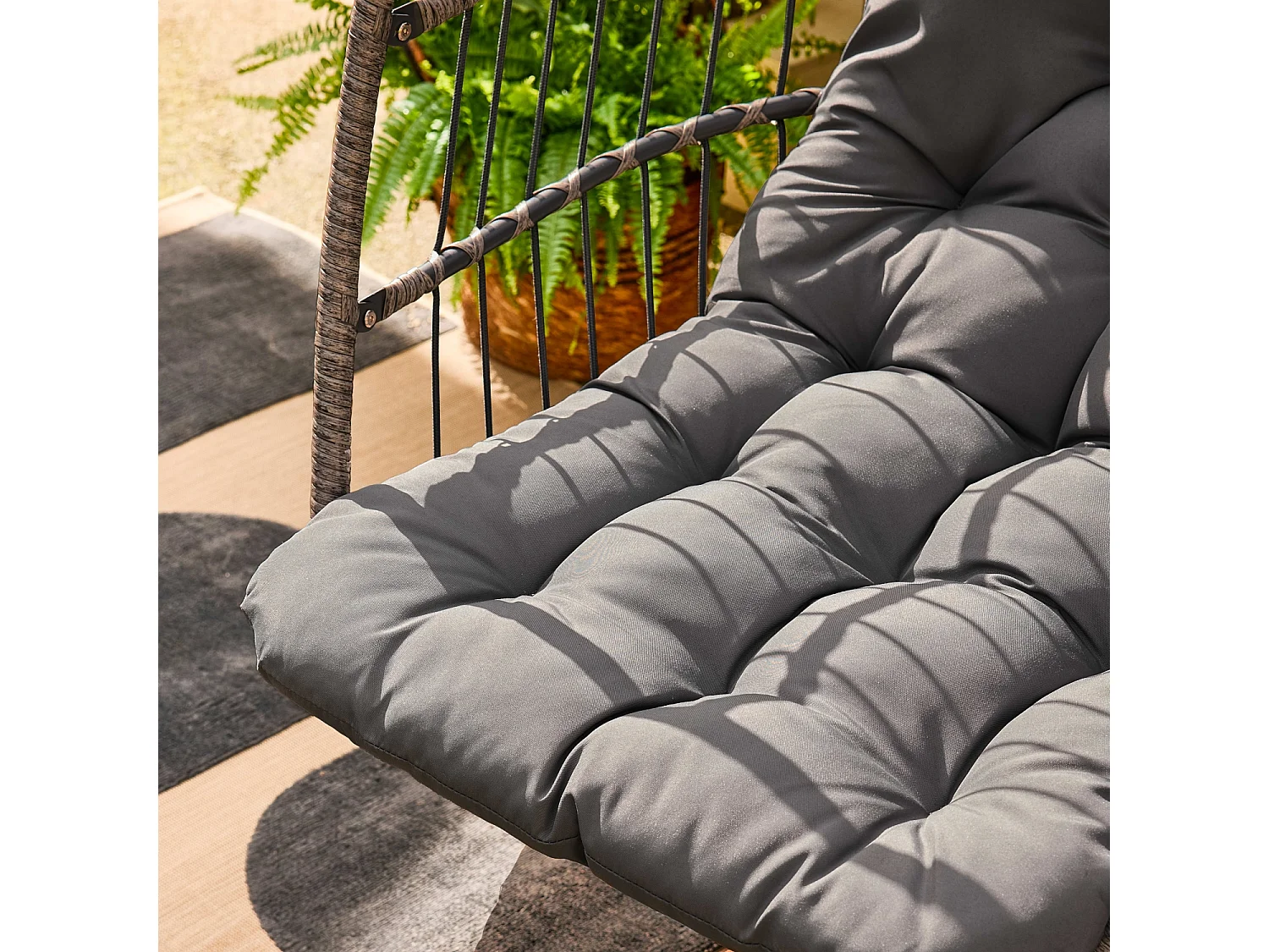 Sillón colgante de jardín tipo huevo de acero y poliéster antracita
