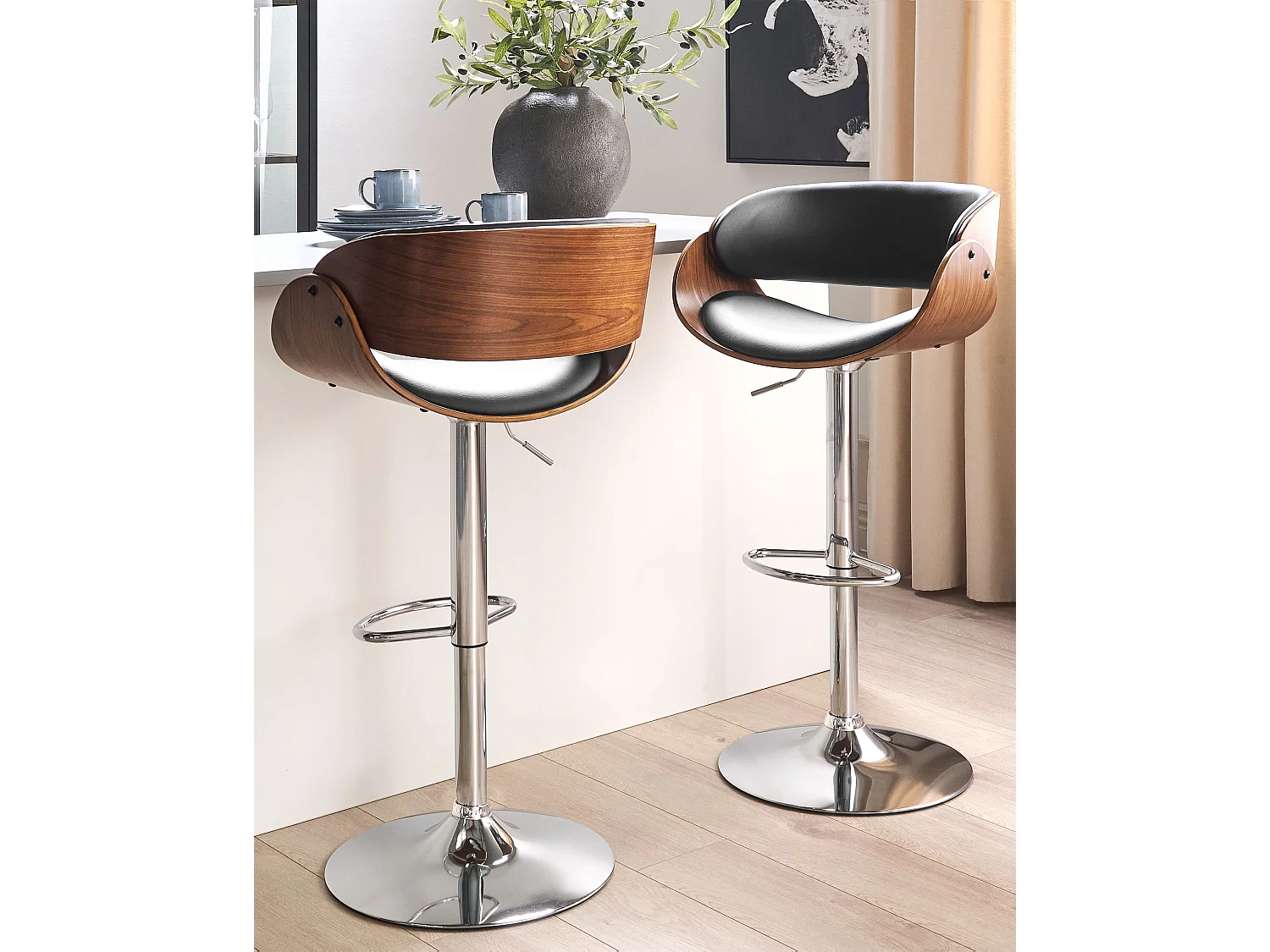 Barhocker Kunstleder schwarz höhenverstellbar mit Gestell silber Fußstütze Baku