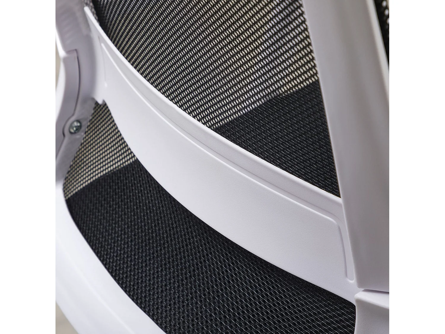 Chaise de bureau PERTH, Pivotante et réglable en hauteur, Tissu mesh, Avec accoudoirs, Noir