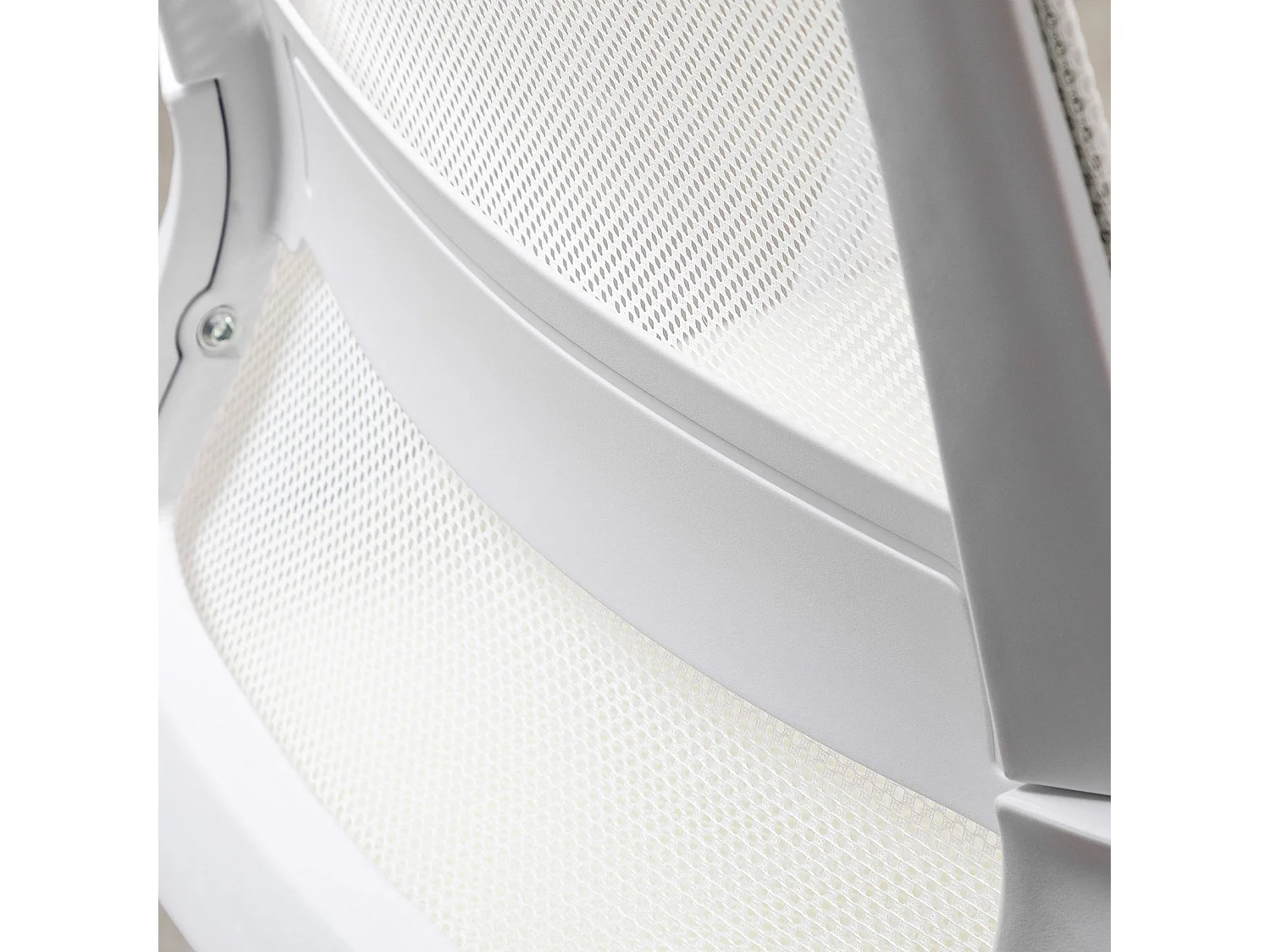 Chaise de bureau PERTH, Pivotante et réglable en hauteur, Tissu mesh, Avec accoudoirs, Blanc