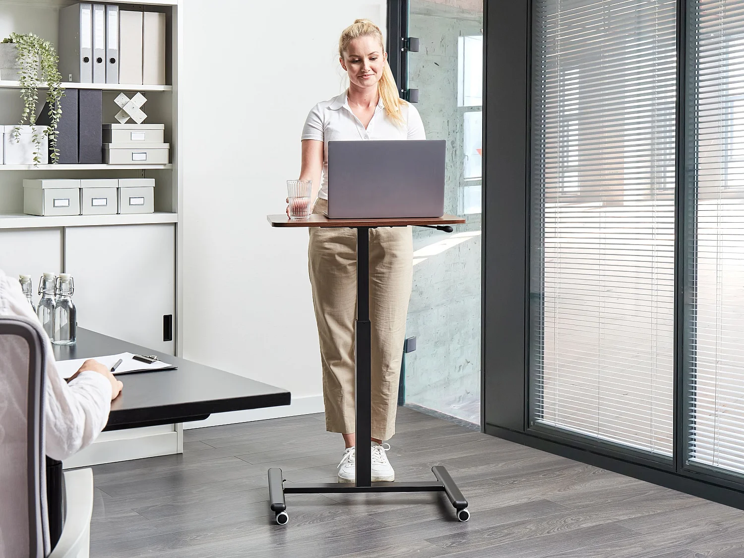 Bureau réglable manuellement en hauteur pour ordinateur portable ACADEMIA Marron foncé 65 cm 48 cm avec roues