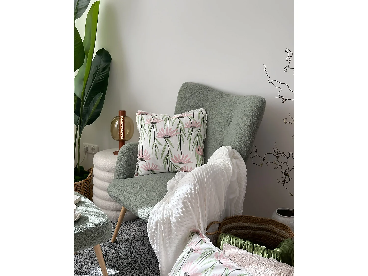 Oorfauteuil VEJLE met voetenbank Bouclé Lichtgroen